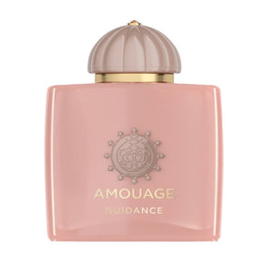 Amouage - Odyssey Collection - Guidance Flakon in zartem Rosa mit goldfarbenem Emblem und gewölbtem Verschluss vor weißem Hintergrund