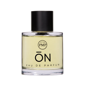 Atelier PMP - ON Parfumflakon mit durchsichtigem Glas und schwarzem Deckel vor weißem Hintergrund