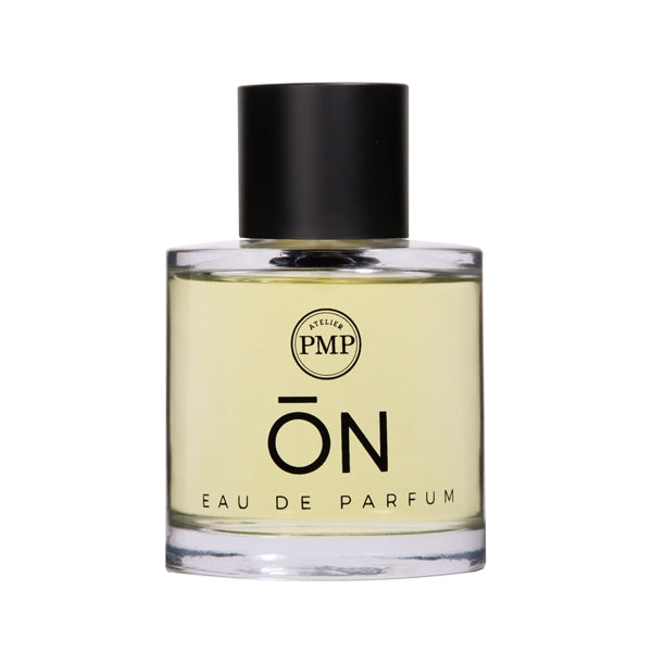 Atelier PMP - ON Parfumflakon mit durchsichtigem Glas und schwarzem Deckel vor weißem Hintergrund