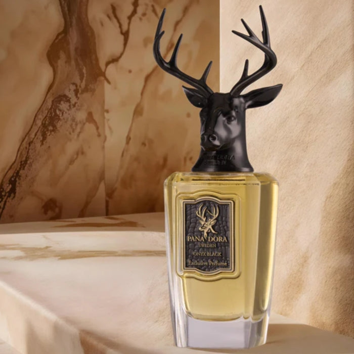 Pana Dora Sweden - Onyx Black Parfumflakon mit schwarzem Hirschkopfverschluss vor marmoriertem Hintergrund
