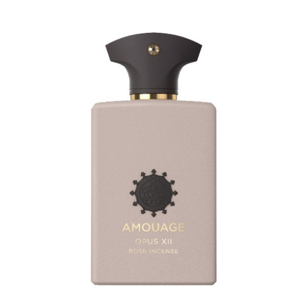 Amouage - Library Collection - Opus XII - Rose Incense Flakon in dezenter Roséfarbe mit schwarzem Verschluss und goldenem Schriftzug vor weißem Hintergrund