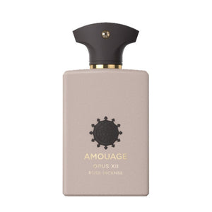 Amouage - Library Collection - Opus XII - Rose Incense Flakon in dezenter Roséfarbe mit schwarzem Verschluss und goldenem Schriftzug vor weißem Hintergrund