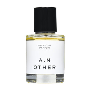A.N. OTHER - OR / 2018 klarer Flakon mit schwarzem Verschluss und goldgelbem Parfum vor weißem Hintergrund