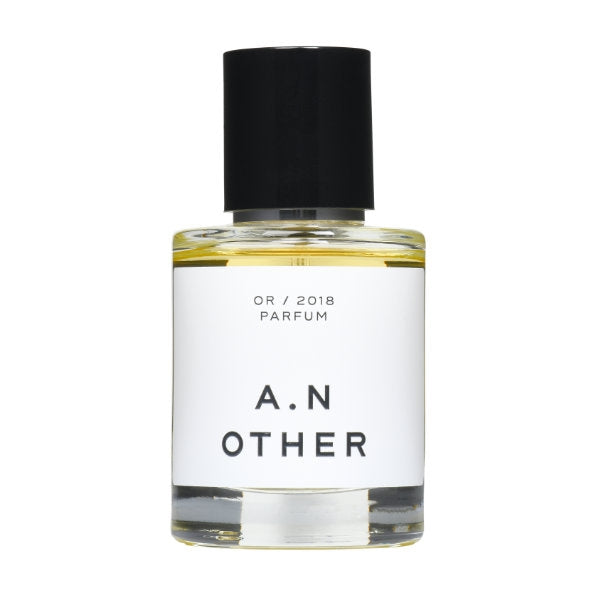 A.N. OTHER - OR / 2018 klarer Flakon mit schwarzem Verschluss und goldgelbem Parfum vor weißem Hintergrund