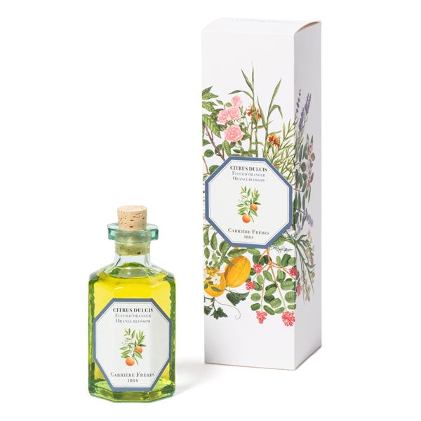 Carrière Frères - Orange Blossom - Citrus Dulcis - Diffusor mit grünem Flakon und floraler Verpackung auf weißem Hintergrund