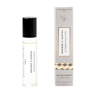 Essential Parfums - Orange X Santal Roll-On Flakon mit schwarzem Deckel und grau-beiger Verpackung vor weißem Hintergrund
