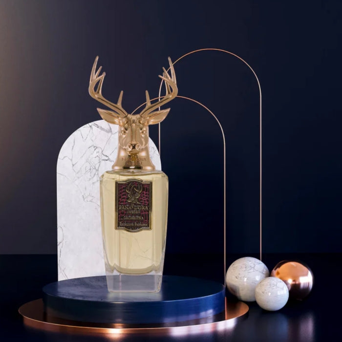 Pana Dora Sweden - Orchestra Parfumflakon mit goldenem Hirschkopf auf schwarzem Podest vor marmornem Hintergrund