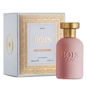 Bois 1920 - Oro Collection - Oro Rosa Parfumflakon in zartem Rosa mit goldenem Verschluss vor weißem Hintergrund