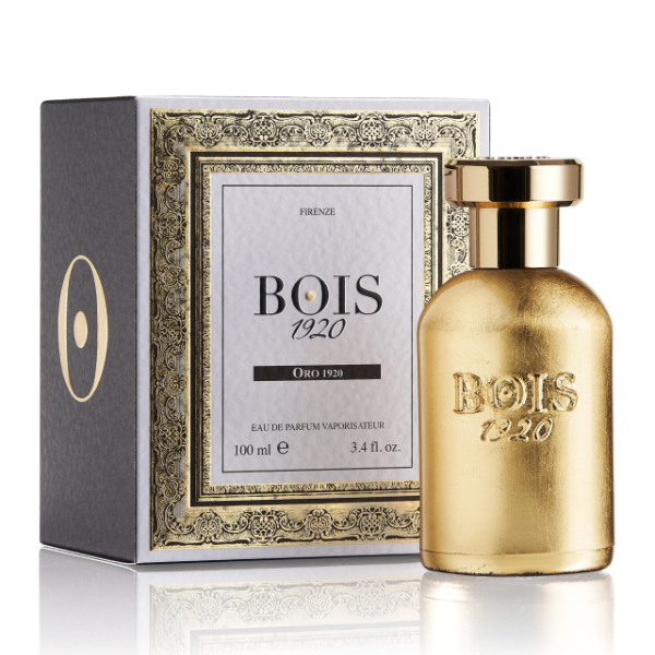 Bois 1920 - Oro Collection - Oro 1920 Parfumflakon in goldener Optik mit reich verziertem Etui vor weißem Hintergrund