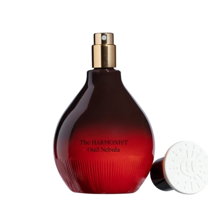 The Harmonist - Oud Nebula Flakon in elegantem Farbverlauf von Dunkelbraun zu sattem Rot mit goldenem Zerstäuber