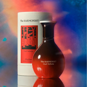 The Harmonist - Oud Nebula Flakon in elegantem Rot mit sanft verlaufender Struktur vor farbintensivem Hintergrund
