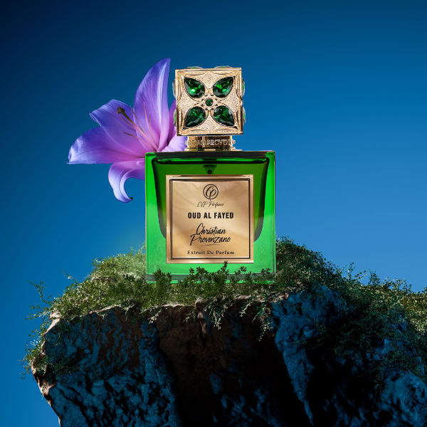 Christian Provenzano - Oud Al Fayad Parfumflakon in grünem Glas mit goldverziertem Verschluss auf moosbedecktem Felsen