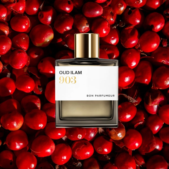 Bon Parfumeur - Les Extraits - 903 Oud Ilam Parfumflakon mit goldenem Verschluss vor roten Pfefferfrüchten