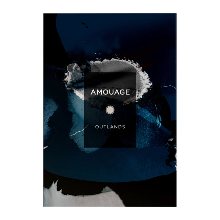 Amouage - Essences Collection - Outlands präsentiert minimalistisches Design mit schwarzem Flakon vor abstraktem dunkelblauem Hintergrund