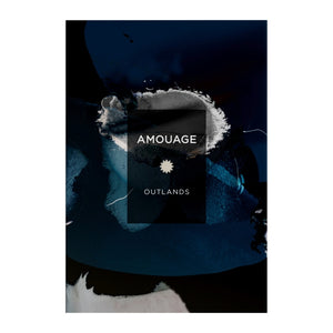 Amouage - Essences Collection - Outlands präsentiert minimalistisches Design mit schwarzem Flakon vor abstraktem dunkelblauem Hintergrund