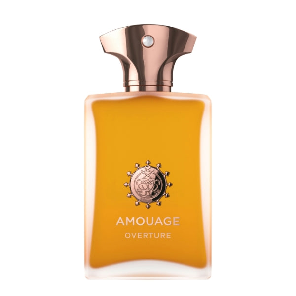 Amouage - Overture Man Parfumflakon mit kupferfarbenem Verschluss und bernsteinfarbener Flüssigkeit vor weißem Hintergrund