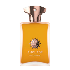 Amouage - Overture Man Parfumflakon mit kupferfarbenem Verschluss und bernsteinfarbener Flüssigkeit vor weißem Hintergrund