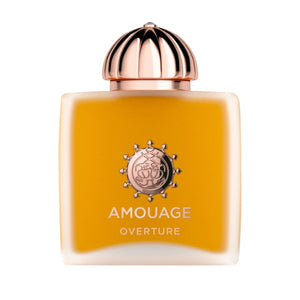 Amouage - Overture Woman Parfumflakon mit goldfarbenem Verschluss vor klarem weißem Hintergrund
