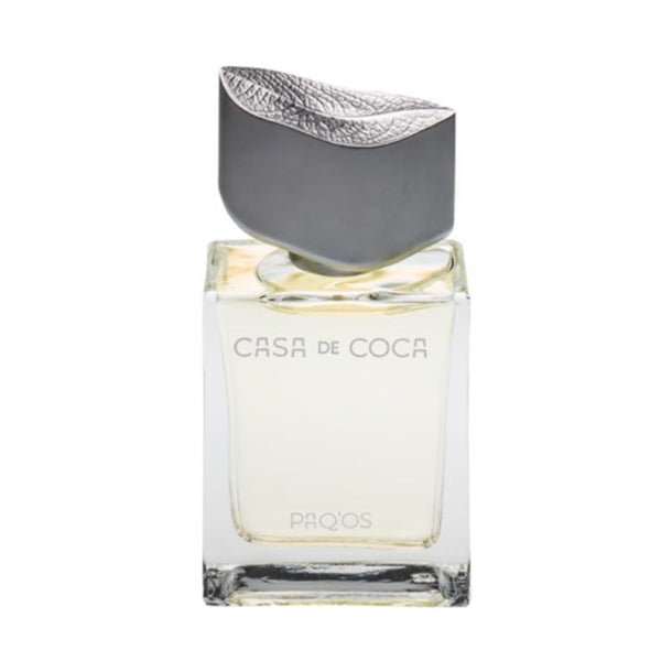 Casa de Coca - Paq'os Parfumflakon mit rechteckigem Glas und silberner, blattförmiger Kappe vor weißem Hintergrund