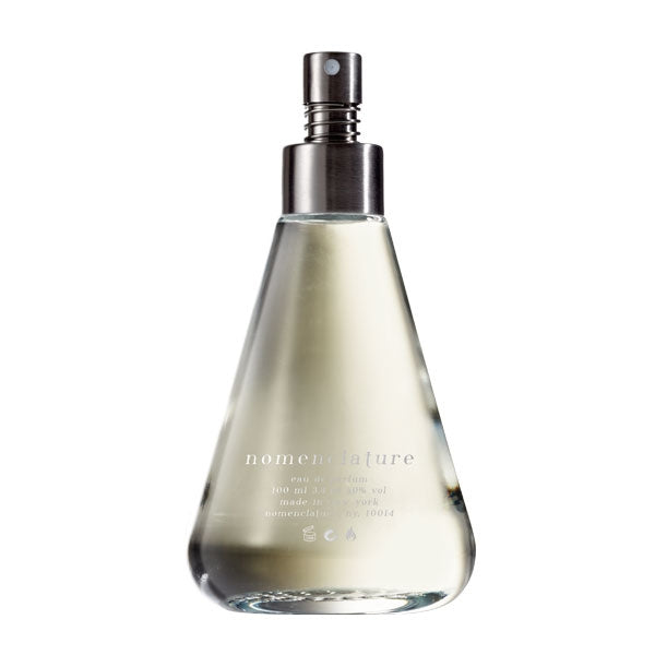 Nomenclature - para_iso Parfumflakon in klarer, kegelstumpfförmiger Glasflasche mit metallischem Zerstäuber vor hellweißem Hintergrund