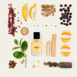 Fugazzi - Parfum 1 mit klarer Flasche umgeben von natürlichen Duftnoten wie Mandarinenschale, Holz und Beeren auf hellem Hintergrund
