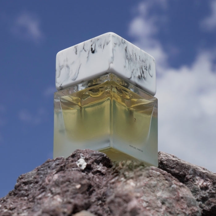 Sora Dora - White Collection - 7 Parfumflakon mit klarem Glas und marmoriertem Weißverschluss vor Himmelshintergrund