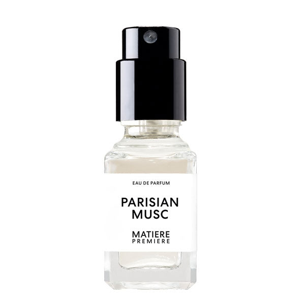 Matière Première - Parisian Musc zeigt klaren, kompakt gestalteten Parfumflakon mit schwarzem Sprühkopf und weißem Etikett