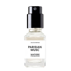 Matière Première - Parisian Musc zeigt klaren, kompakt gestalteten Parfumflakon mit schwarzem Sprühkopf und weißem Etikett