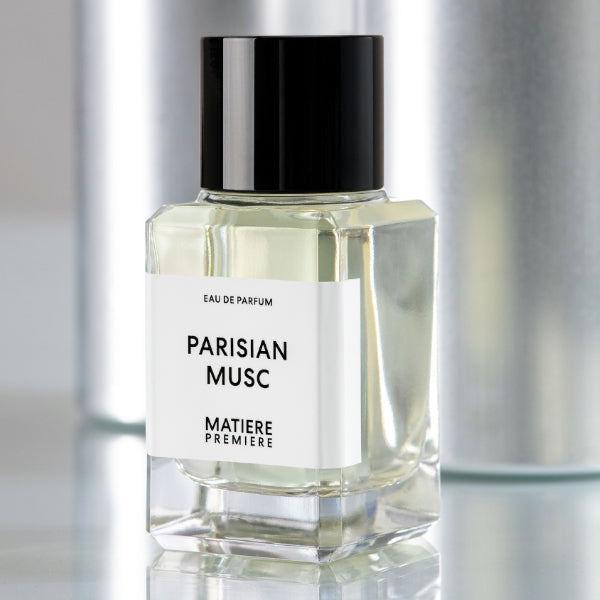 Matière Première - Parisian Musc zeigt klaren Flakon mit schwarzem Verschluss und schlichtem Etikett im modernen Design