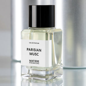 Matière Première - Parisian Musc zeigt klaren Flakon mit schwarzem Verschluss und schlichtem Etikett im modernen Design