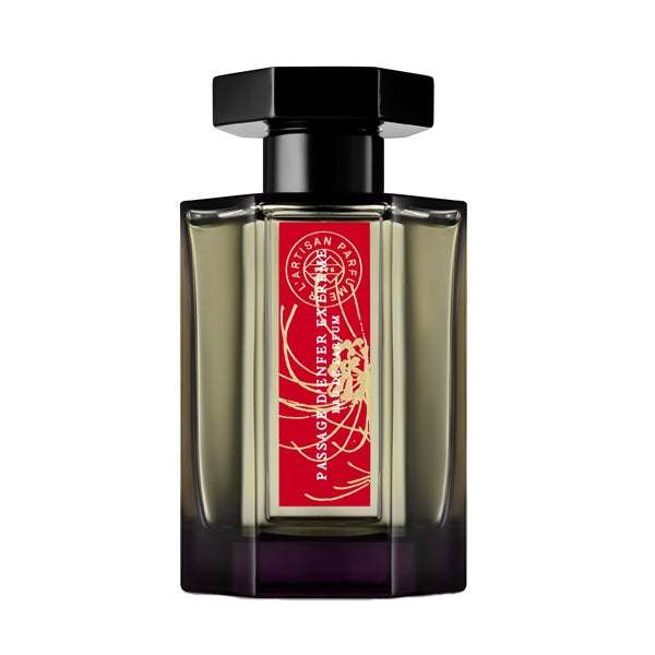 L'Artisan Parfumeur - La Collection - Passage d'Enfer Extrême klarer, kantiger Flakon mit rotem Etikett vor weißem Hintergrund
