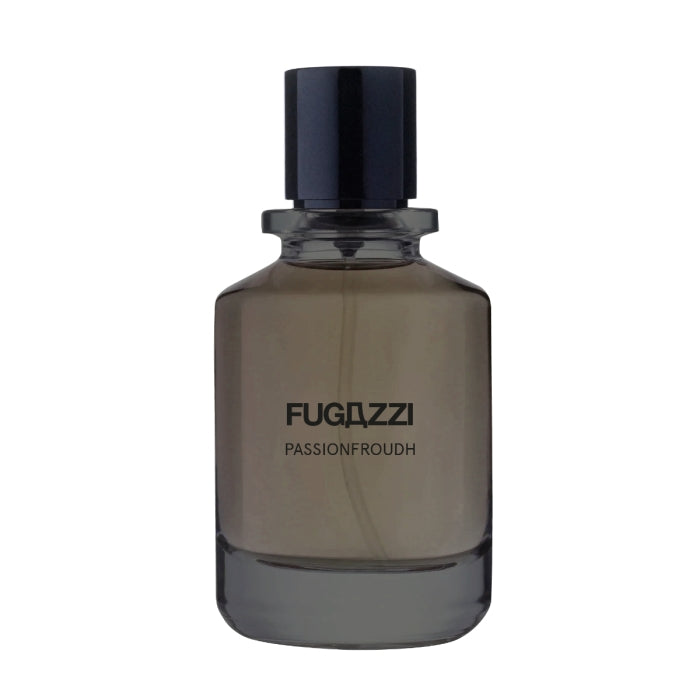 Fugazzi - Passionfroudh zeigt minimalistischen Flakon mit dunklem Verschluss und leicht getöntem Glas vor weißem Hintergrund