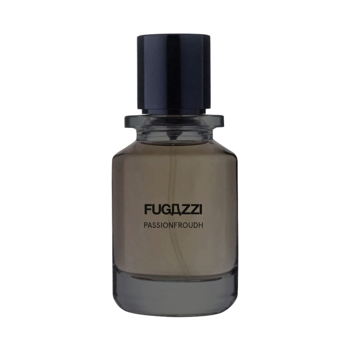 Fugazzi - Passionfroudh zeigt schlichten Glasflakon mit dunklem Verschluss und clear-grauem Duft vor weißem Hintergrund