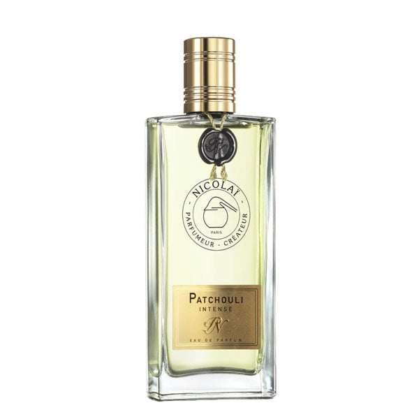 Nicolaï - Patchouli Intense klarer rechteckiger Glasflakon mit goldenem Verschluss und elegantem Etikett vor weißem Hintergrund