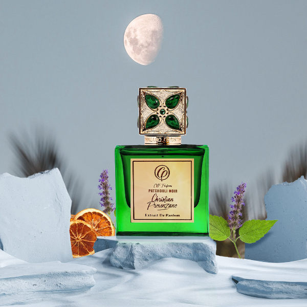 Christian Provenzano - Patchouli Noir Parfum in grünem Flakon mit verziertem goldfarbenem Verschluss und mondbeleuchtetem Hintergrund