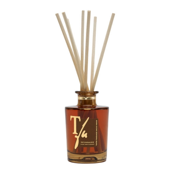 Teatro - Luxury Collection - Patchoulove - Diffusor zeigt bernsteinfarbenen Glasflakon mit goldener Schrift und Naturstäbchen elegant arrangiert