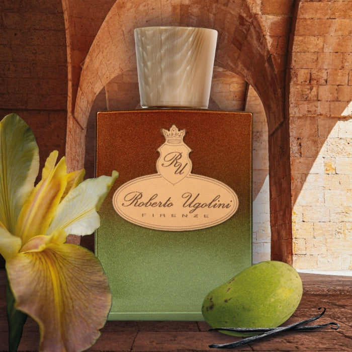 Roberto Ugolini - Patina Parfumflakon mit grün-braunem Farbverlauf und elegantem naturfarbenem Verschluss vor Mauerwerk