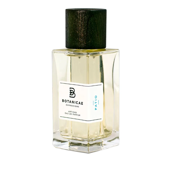 Botanicae - Patio Parfumflakon mit klarem Glas und dunklem Holzverschluss vor weißem Hintergrund