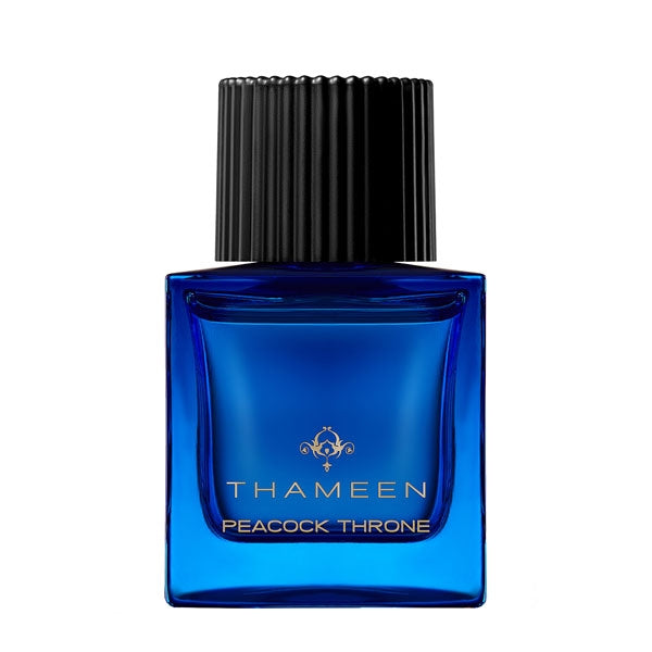 Thameen - Treasure Collection - Peacock Throne Parfumflakon in tiefblauem Glas mit schwarzem geriffeltem Deckel vor weißem Hintergrund