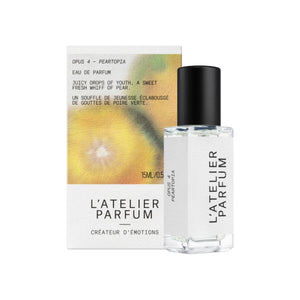 L'Atelier Parfum - Opus 4 - Peartopia Flakon mit schwarzem Verschluss vor hochwertiger, künstlerischer Verpackung