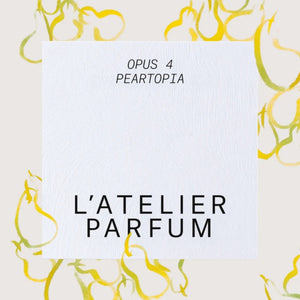 L'Atelier Parfum - Opus 4 - Peartopia Papierverpackung mit schwarzem Schriftzug und gelben Birnenzeichnungen auf hellem Hintergrund