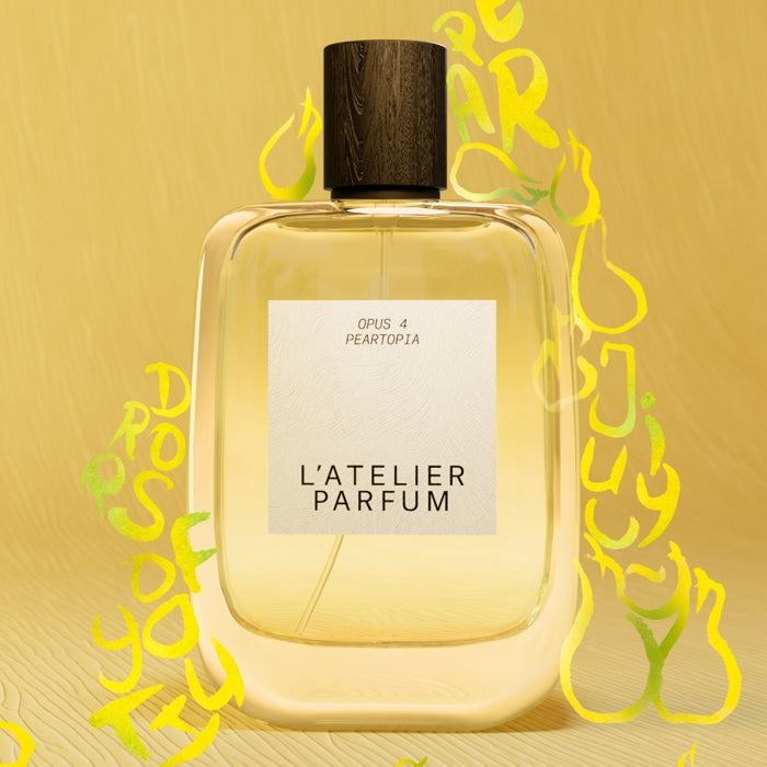 L'Atelier Parfum - Opus 4 - Peartopia Flakon mit Holzverschluss vor gelbem Hintergrund mit gelbgrünen Birnenzeichnungen
