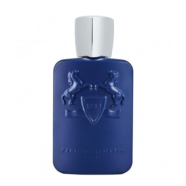 Parfums de Marly - Percival tiefblauer Flakon mit erhabenen Pferdemotiven und silbernem Verschluss vor weißem Hintergrund