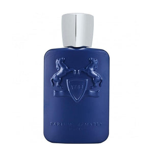 Parfums de Marly - Percival tiefblauer Flakon mit erhabenen Pferdemotiven und silbernem Verschluss vor weißem Hintergrund