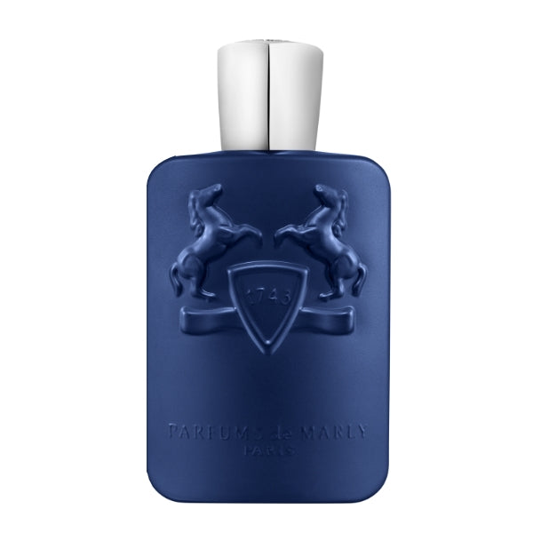 Parfums de Marly - Percival blauer Flakon mit erhabenen Pferdemotiven und silbernem Verschluss vor weißem Hintergrund