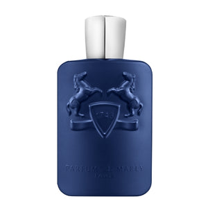 Parfums de Marly - Percival blauer Flakon mit erhabenen Pferdemotiven und silbernem Verschluss vor weißem Hintergrund