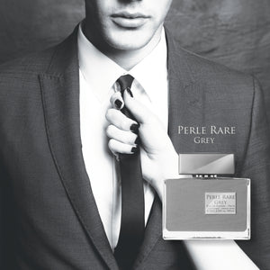 Panouge Paris - Perle Rare Grey elegant präsentiert mit Herrenanzug und stilisiertem Griff an Krawatte in Schwarzweiß