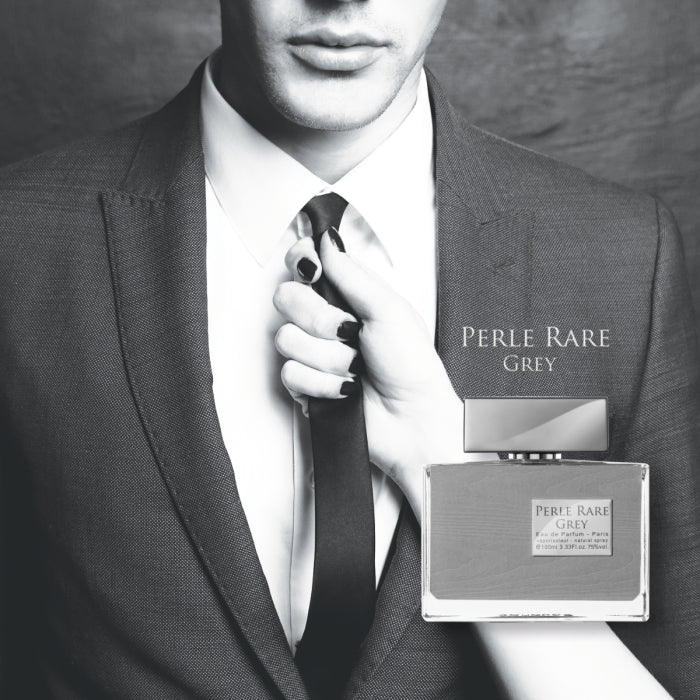 Panouge Paris - Perle Rare Grey elegant präsentiert mit Herrenanzug und stilisiertem Griff an Krawatte in Schwarzweiß