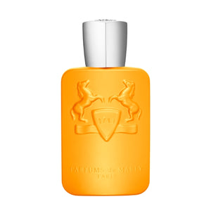 Parfums de Marly - Perseus Oranger Flakon mit erhabenen Pferdemotiven und silbernem Verschluss vor weißem Hintergrund