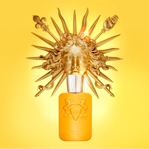 Parfums de Marly - Perseus oranger Flakon mit erhabenem Pferdemotiv vor goldener Sonnenskulptur auf gelbem Hintergrund
